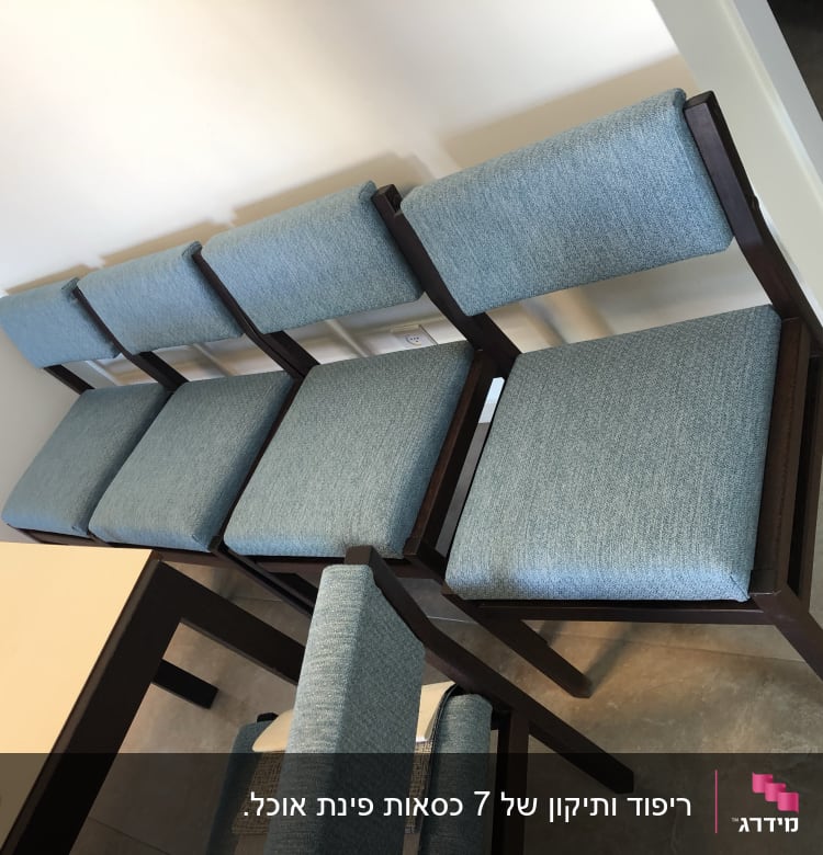 כיסאות מרופדים בבד כחול ליד שולחן עץ